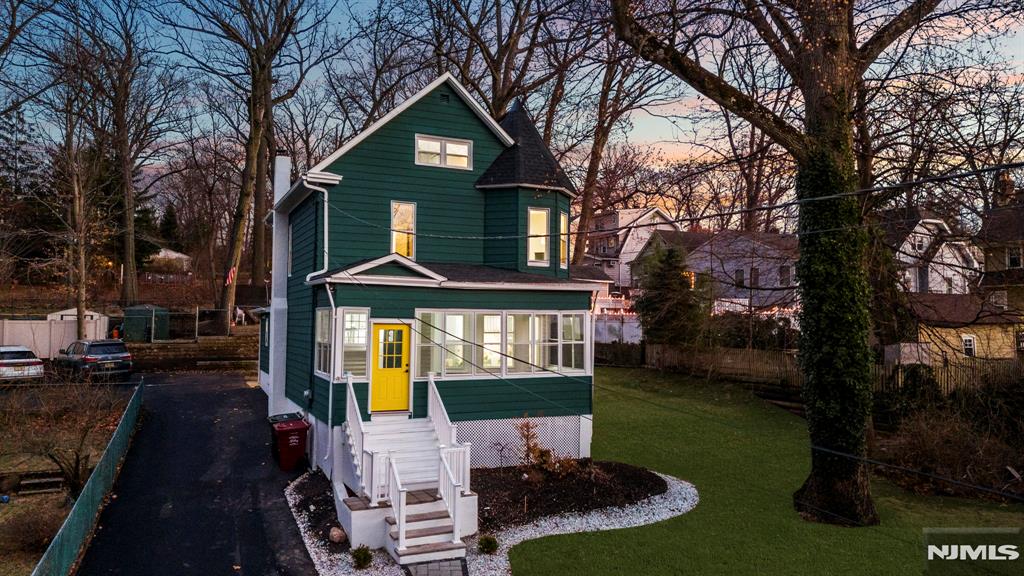 Property for Sale at 518 Bloomfield Avenue, Nutley, New Jersey - Bedrooms: 5 
Bathrooms: 2 
Rooms: 9  - $735,500