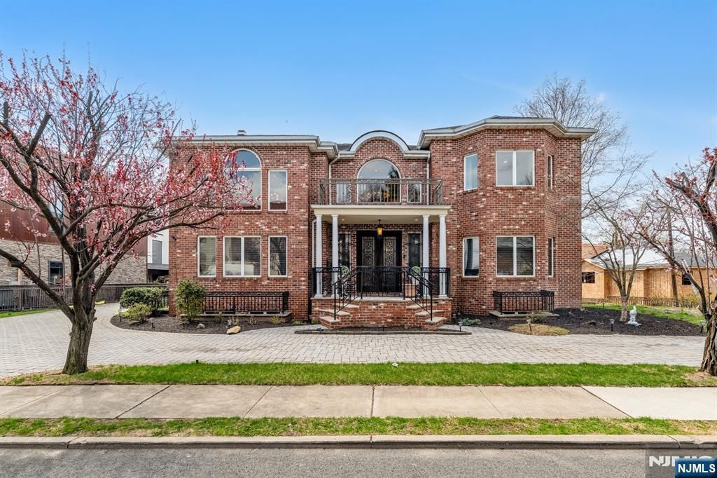 Photo of 10 Fox Terrace, Cliffside Park, NJ 07010 (MLS # 25013137)