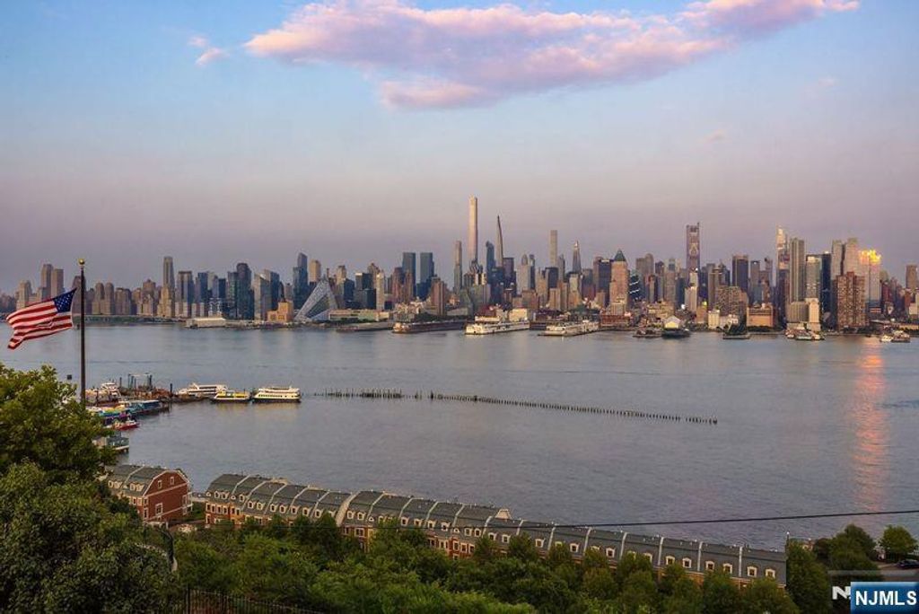 Photo of 3133 Hamilton Avenue, Weehawken, NJ 07086 (MLS # 25004729)