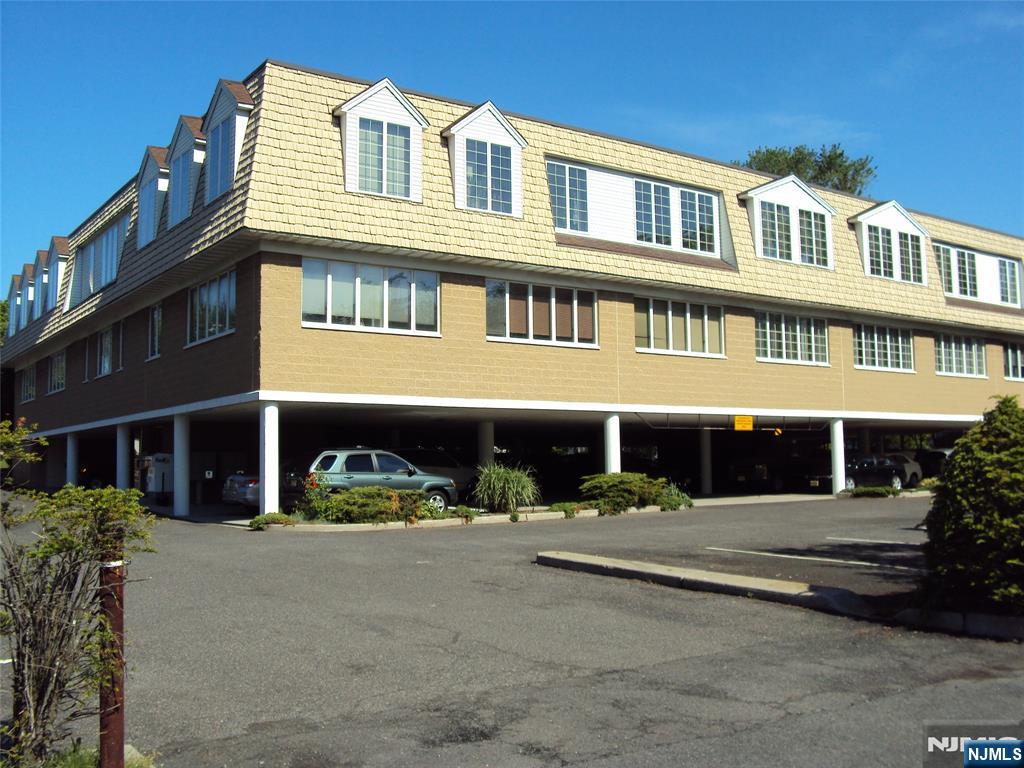 175 Washington Ave L, Dumont, New Jersey - 1 Bedrooms  
1 Bathrooms  
3 Rooms - 
