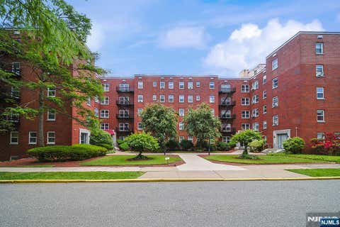 Photo of 2320 Linwood Avenue #5G, Fort Lee, NJ 07024 (MLS # 26019635)