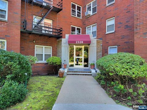 Photo of 2320 Linwood Avenue #5G, Fort Lee, NJ 07024 (MLS # 26019635)