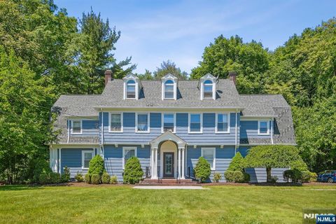 Photo of 22 High St #2R, Montclair, NJ 07042 (MLS # 26000369)