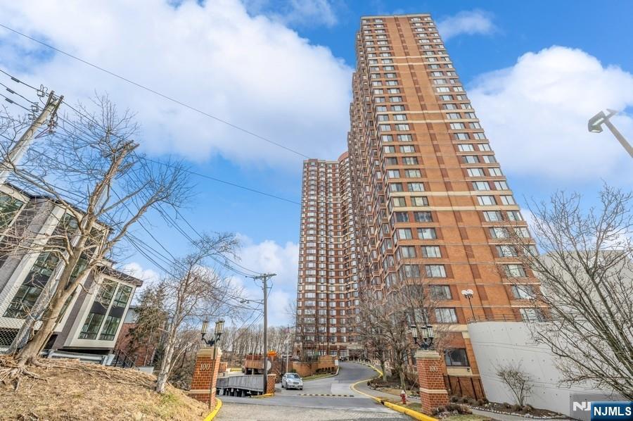 Rental Property at 100 Old Palisade Rd 2216, Fort Lee, New Jersey - Bedrooms: 1 
Bathrooms: 1 
Rooms: 4  - $2,700 MO.