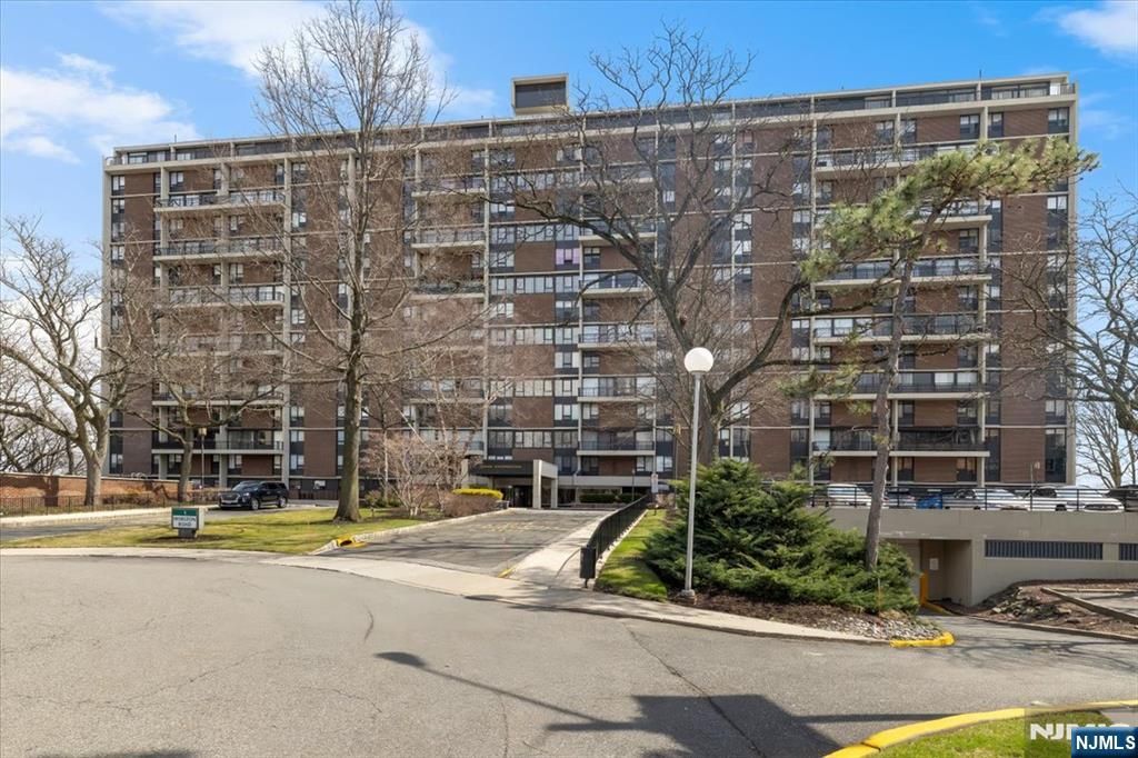 Photo of 1 Horizon Drive #1209, Fort Lee, NJ 07024 (MLS # 26009803)
