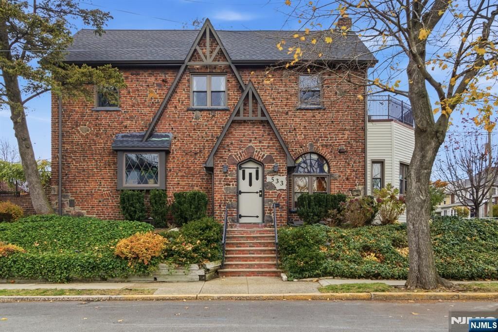 Photo of 533 Highridge Avenue, Cliffside Park, NJ 07010 (MLS # 25041286)