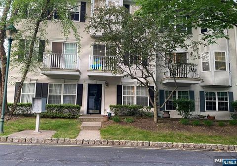 Photo of 2088 Edward Ct #A1, Mahwah, NJ 07430 (MLS # 26006123)