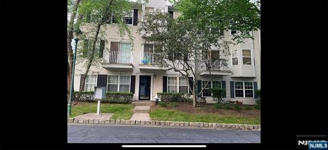 Photo of 2088 Edward Ct #A1, Mahwah, NJ 07430 (MLS # 26006123)