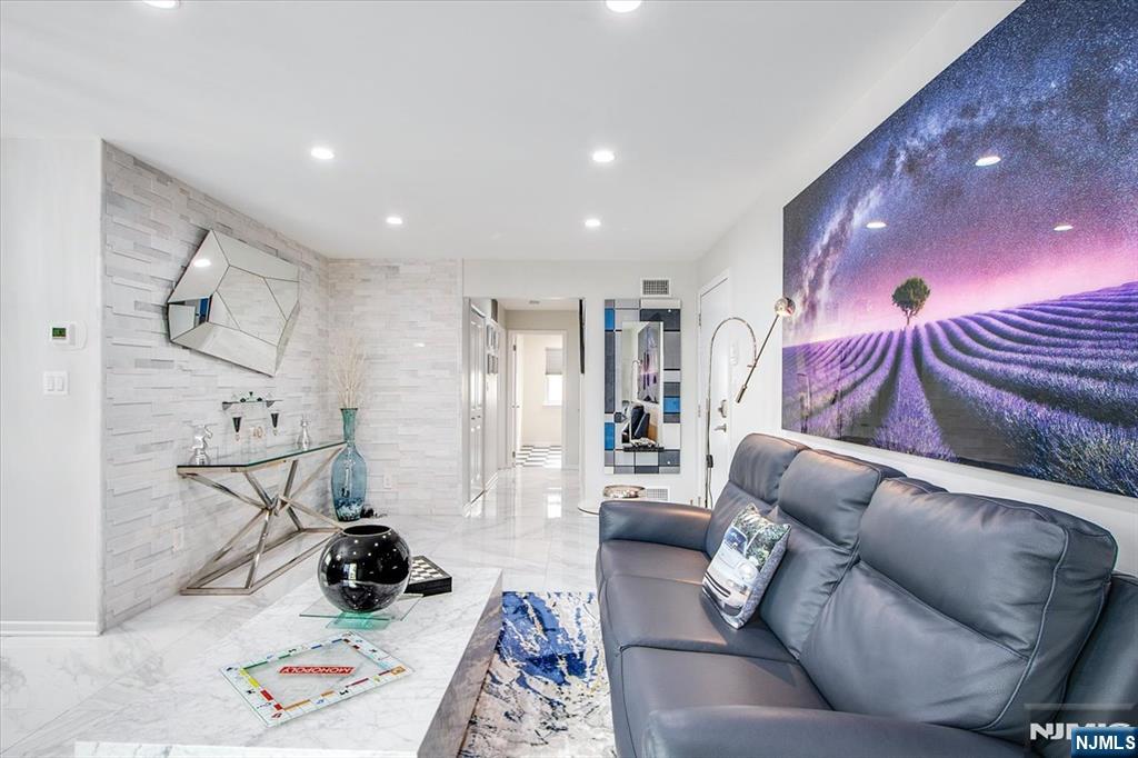 825 Riverside B202
