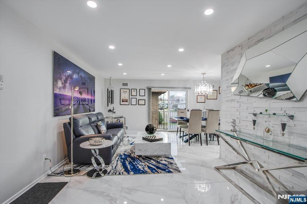 825 Riverside B202