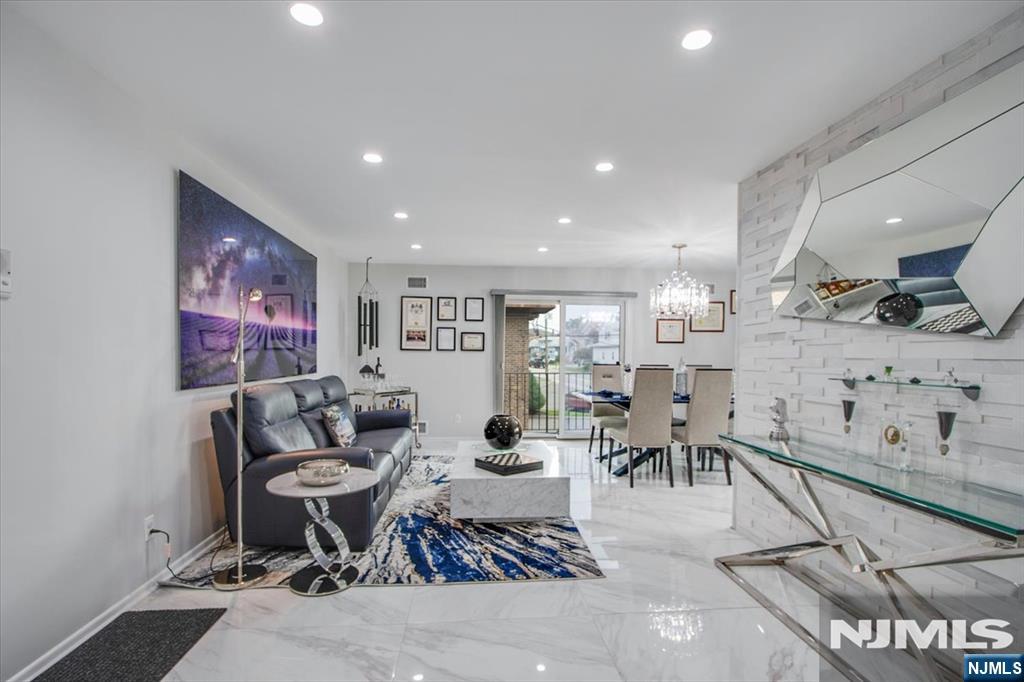 825 Riverside B202