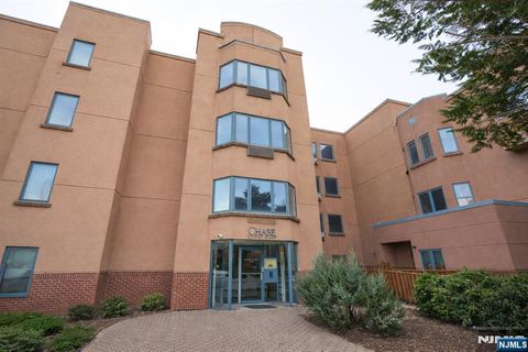 Photo of 502 Chase Ct #V502, Edgewater, NJ 07020 (MLS # 26004132)