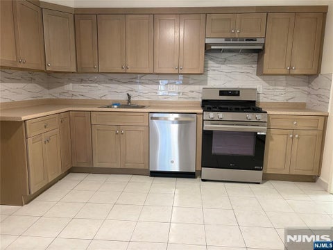 Photo of 692 Anderson AVE #2nd floor, Cliffside Park, NJ 07010 (MLS # 26038970)