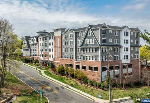 Photo of 1685 Bergen Blvd #512, Fort Lee, NJ 07024 (MLS # 26026178)