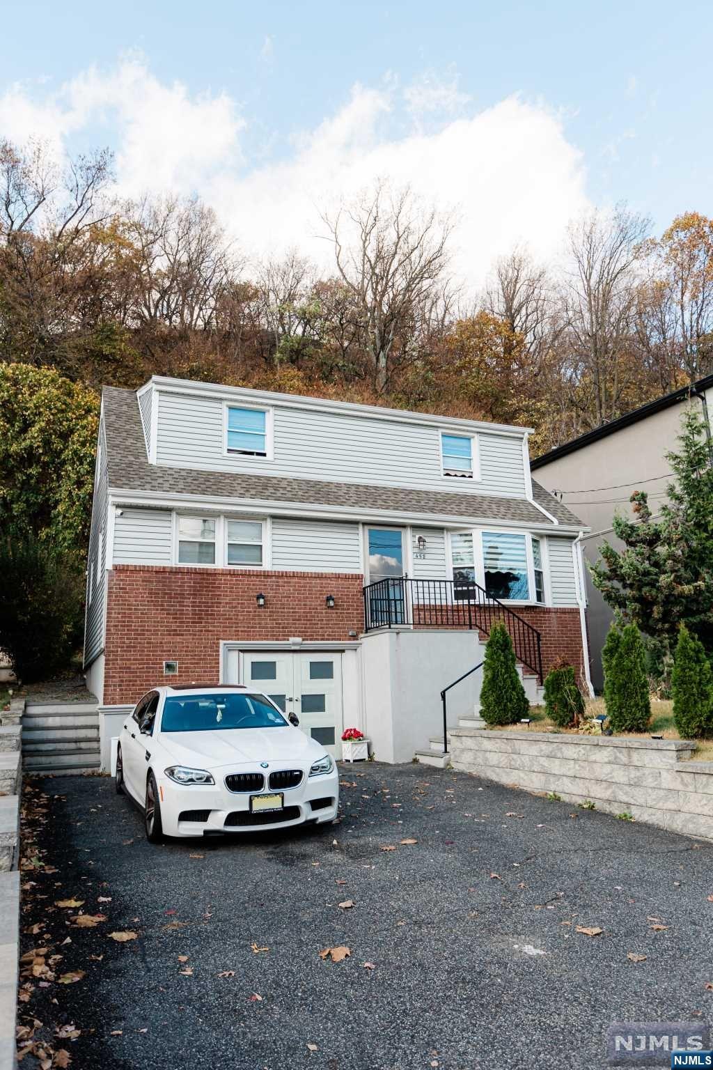 458 Valley Road, Clifton, New Jersey - 3 Bedrooms  
3 Bathrooms  
6 Rooms - 