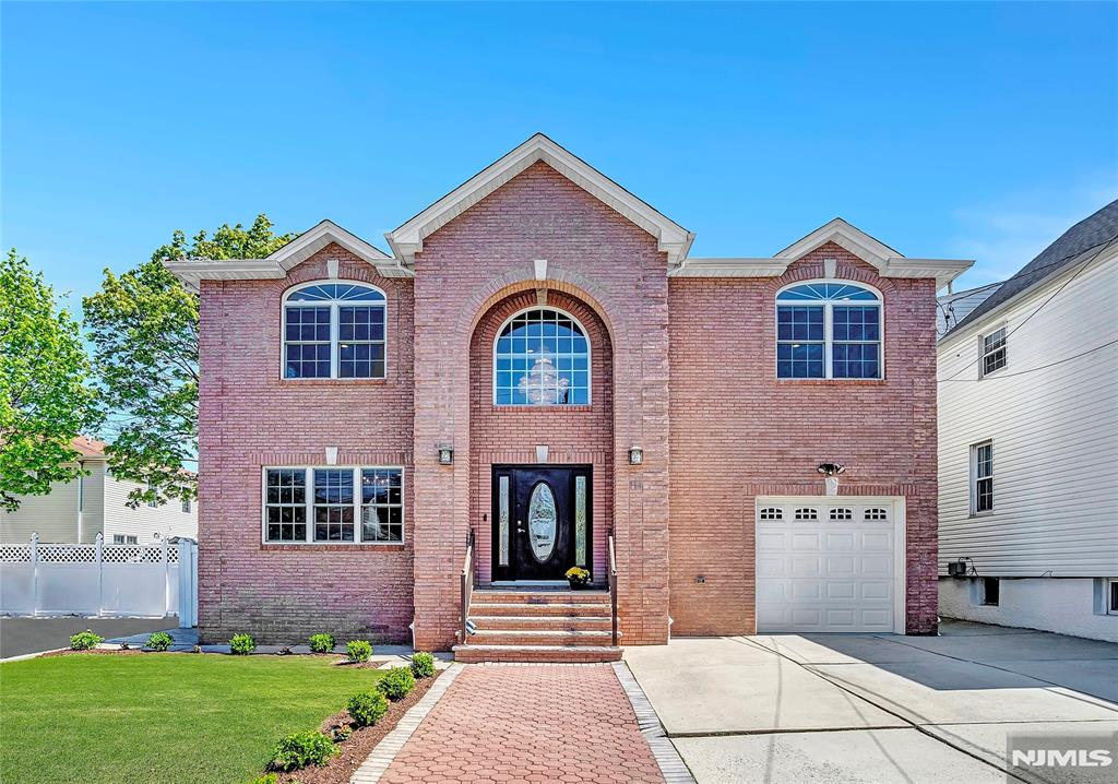 Property for Sale at 736 Hudson Avenue, Secaucus, New Jersey - Bedrooms: 5 
Bathrooms: 4 
Rooms: 9  - $1,299,000
