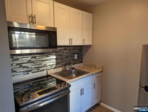 Photo of 257 Essex St #3, Hackensack, NJ 07601 (MLS # 25042057)
