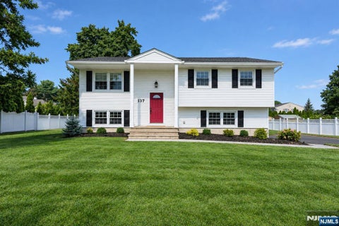 Photo of 137 Hollywood Avenue, Fairfield, NJ 07004 (MLS # 26035350)