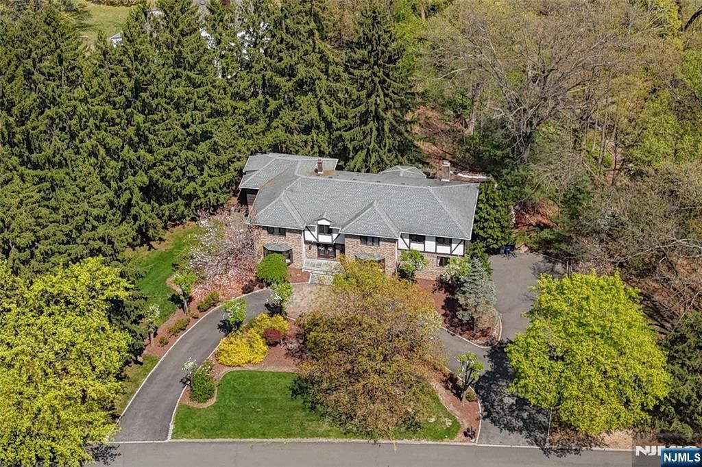 Photo of 69 Knollwood Road, Upper Saddle River, NJ 07458 (MLS # 26011285)