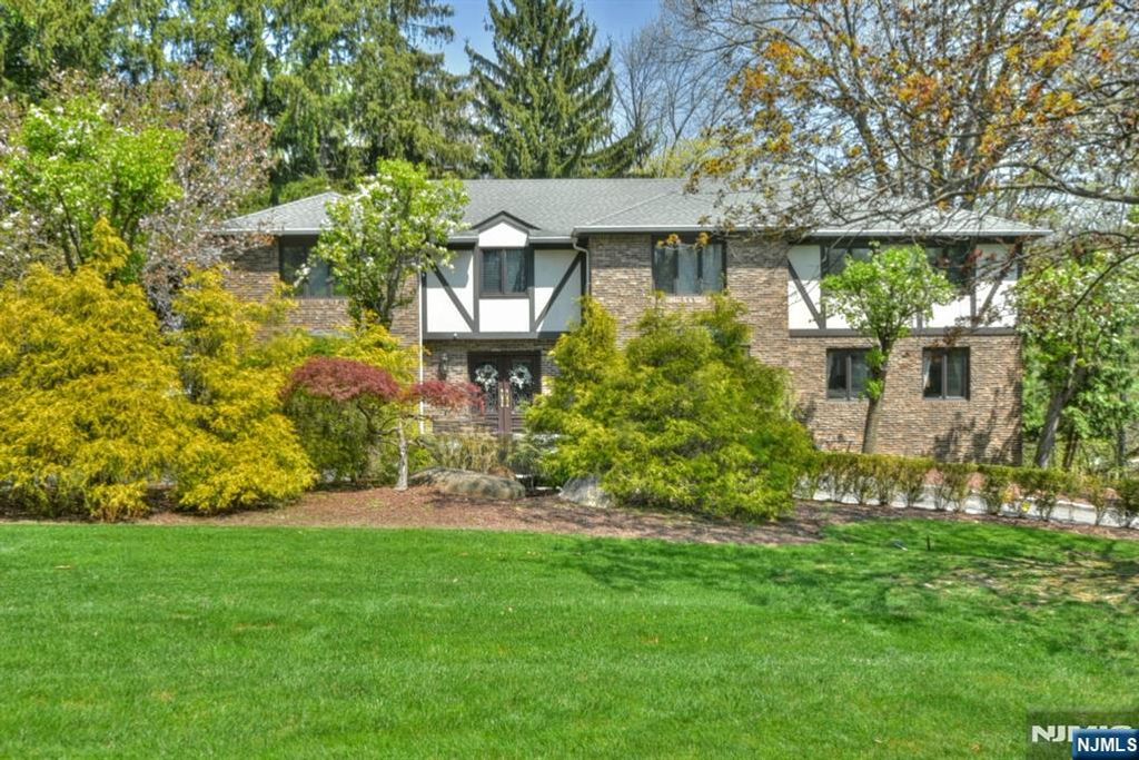 Photo of 69 Knollwood Road, Upper Saddle River, NJ 07458 (MLS # 26011285)