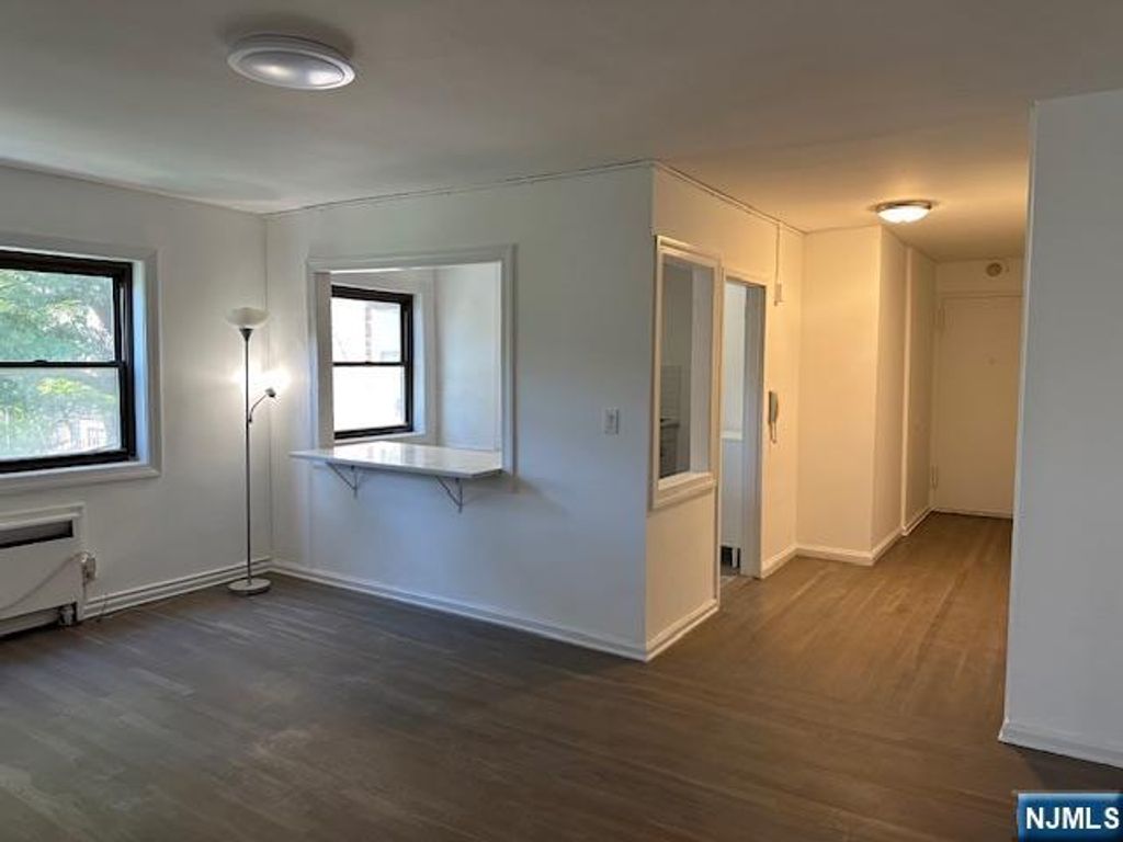 Photo of 420 Fairview Avenue #4F, Fort Lee, NJ 07024 (MLS # 25034060)