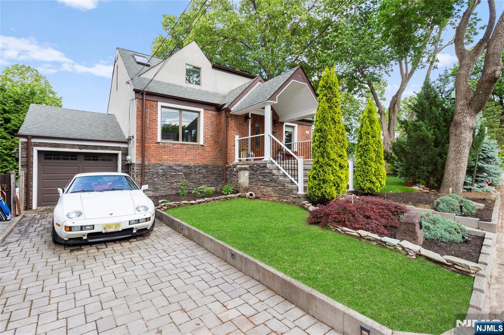 Property for Sale at 10 Hamilton Avenue, Dumont, New Jersey - Bedrooms: 3 
Bathrooms: 3 
Rooms: 7  - $649,000