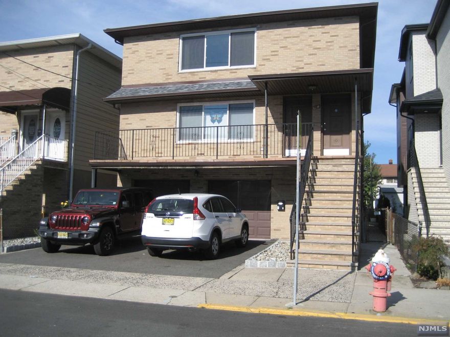 bRIGHT AND SPACIOUS RECENTLY UPDATED 3BR 2BATH LOCATATED QUIET RESIDENTIAL AREA, LARGE LIVING ROOM WITH MODERN EIT IN KITCHEN WITH EXTRA HUGE PANTRY WITH CLOSET, MASTER BEDROOM WITH LARGE WALK IN CLOSET WITH BRAND NEW WALL TO WALL CARPET.2 OTHER BEDROOMS ARE LARGE SIZE, ALL BEDROOMS HAS CEILING FAN, CENTRAL A/C, WASHER/DRYER IN THE GARAGE, STREET PARKING, CLOSE TO NYC TRANSPORTATION, SCHOOLS, SHOPS.