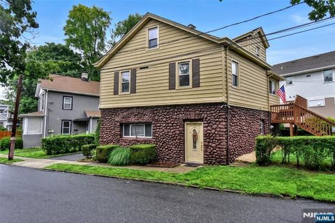 Photo of 7 Lafayette Place, Waldwick, NJ 07463 (MLS # 26026976)