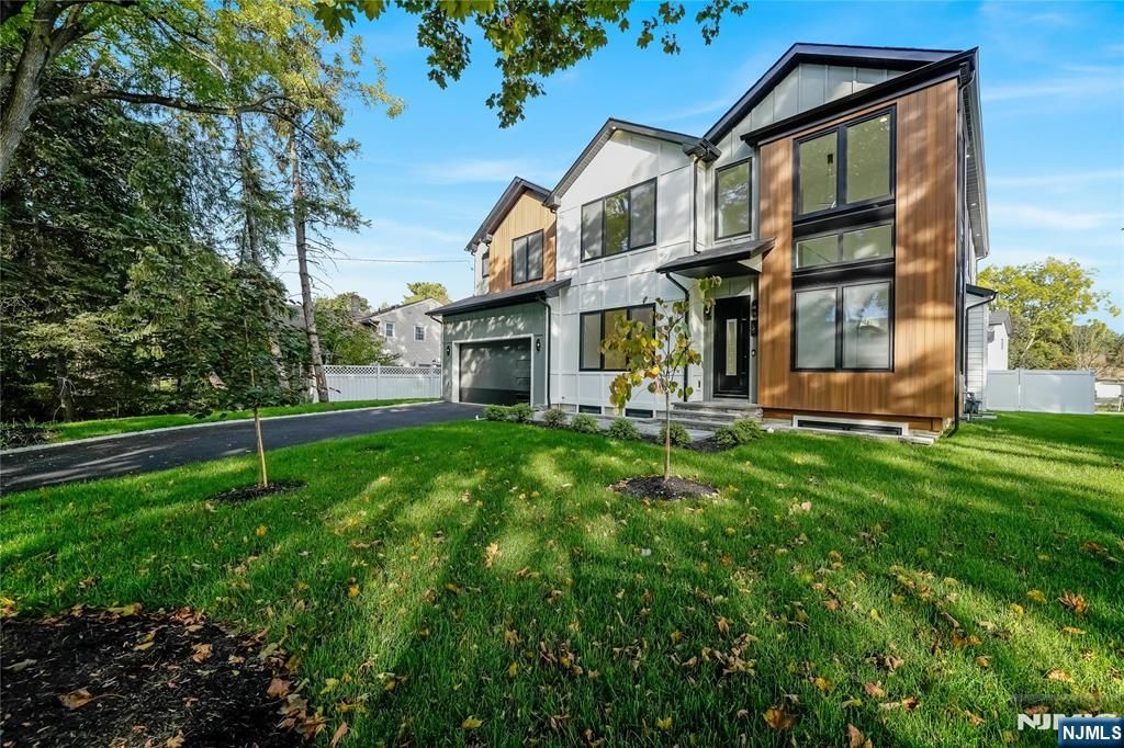 Photo of 33 Oliver Road, Paramus, NJ 07652 (MLS # 25038386)