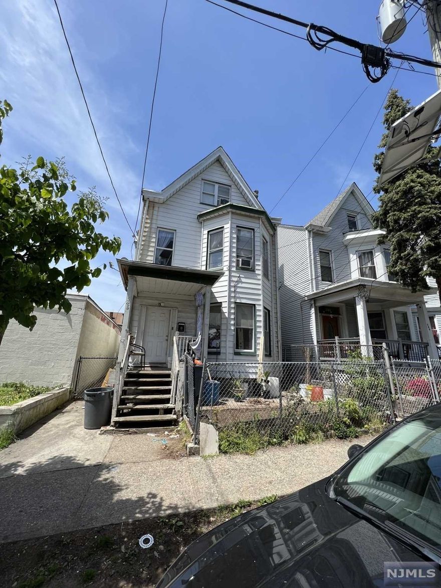 LARGE 1 FAMILY HOUSE. 5 BEDROOMS, 2 FULL BATHS, FINISHED BASEMENT/ATTIC. NO DRIVEWAY. PROPERTY BEING SOLD IN AS IS CONDITION. NO FHA LOANS. CONVENTIONAL OR CASH DEALS ONLY. BUYER RESPONSIBLE FOR ALL INSPECTION AND C/O.