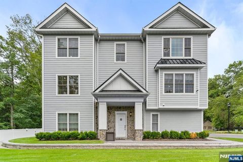 Photo of 110 Mason Court #3H, Haworth, NJ 07641 (MLS # 25032802)