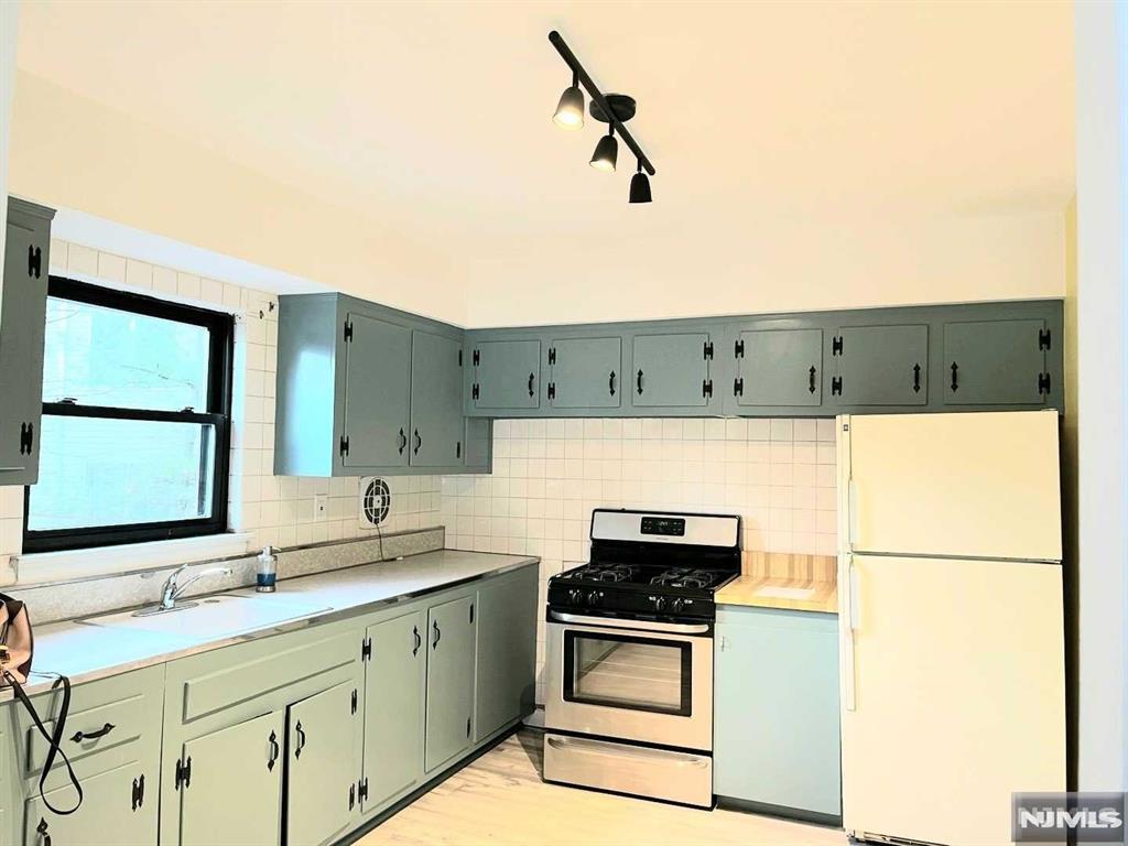 Property for Sale at 2161 N Central Road A, Fort Lee, New Jersey - Bedrooms: 1 
Bathrooms: 1  - $364,500