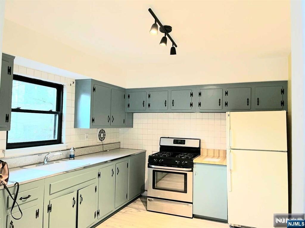 Property for Sale at 2161 N Central Road A, Fort Lee, New Jersey - Bedrooms: 1 
Bathrooms: 1  - $364,500
