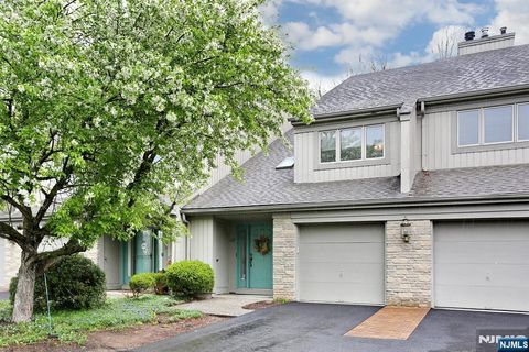 Photo of 609 Glasmere Road #609, Mahwah, NJ 07430 (MLS # 25026558)