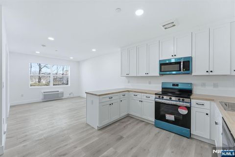 Photo of 95 Shepherds Ln #B302, Totowa, NJ 07512 (MLS # 26010827)