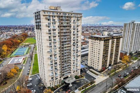 Photo of 160 Overlook Ave #12E2, Hackensack, NJ 07601 (MLS # 26023175)