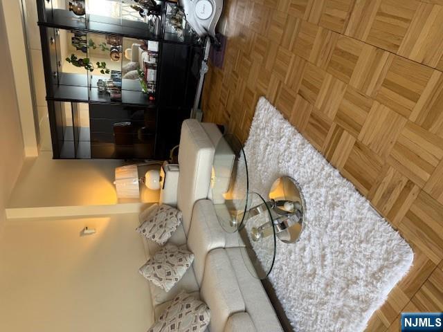 2000 Linwood Avenue 8B