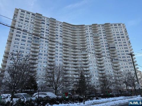 Photo of 2000 Linwood Avenue #8B, Fort Lee, NJ 07024 (MLS # 25043081)