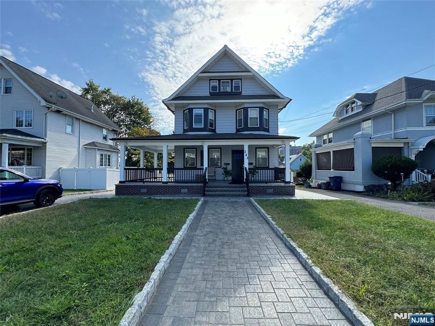 HACKENSACK 3 BED 1 BATH RENTAL This conveniently located 2nd floor unit features a beautiful kitchen with stainless steel appliances, 3 spacious bedrooms including a master suite, and an additional full bath. You'll also love the stunning hardwood floors.