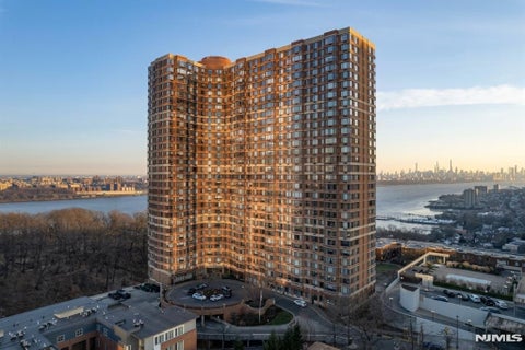 Photo of 100 Old Palisade Road #1801, Fort Lee, NJ 07024 (MLS # 26037814)