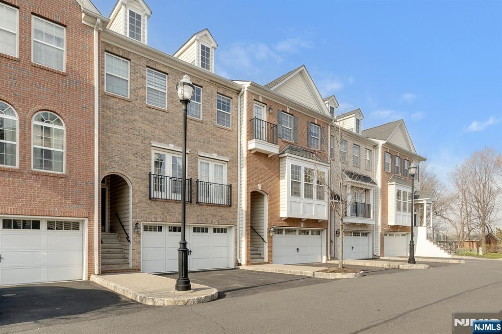 5 Creekside Court