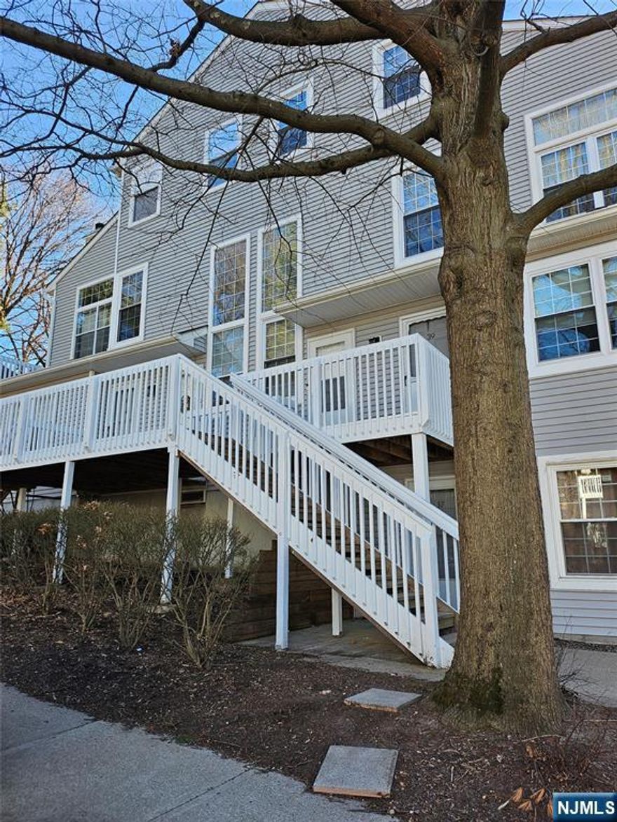 Absolutly stunning 2bed, 2.5 bath townhouse facing west with beautiful sunset views! Unit has HW floors throughout. All baths have been updated and are in beautiful condiiton. The stunninf kitchen with center island will have new granite coutertops prior to new tenant move in. This unit is immaculate and shows beautifully!! Complex has pool, tennis, pickel ball and a great bar-b-q area all included with the move in fee. Pleanty of feild parking. Complex is located close to Houses of Worship, all highways and all local conveniences.