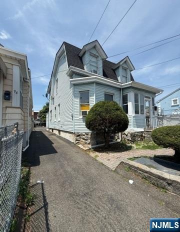 Main image without alt text