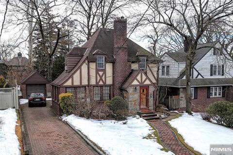 Photo of 624 Ramapo Road, Teaneck, NJ 07666 (MLS # 26001132)