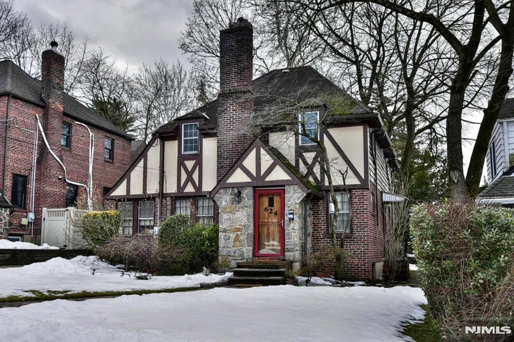 Photo of 624 Ramapo Road, Teaneck, NJ 07666 (MLS # 26001132)