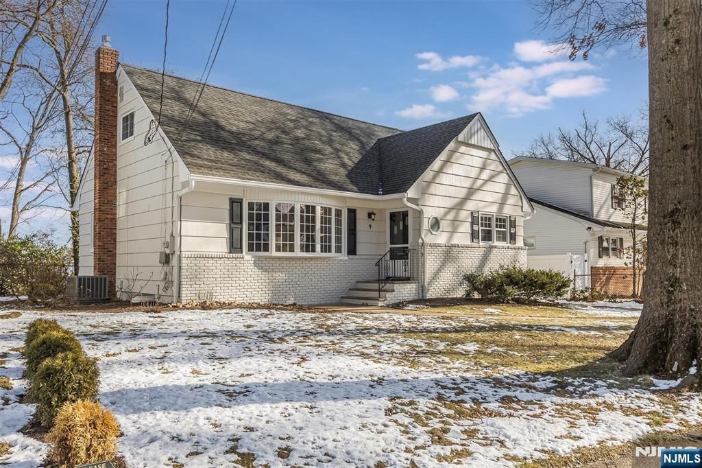 Photo of 9 Glenfield Road, Glen Ridge, NJ 07028 (MLS # 26003344)