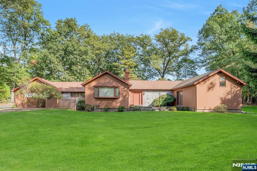 Photo of 40 Chestnut Ridge Road, Saddle River, NJ 07458 (MLS # 25035335)
