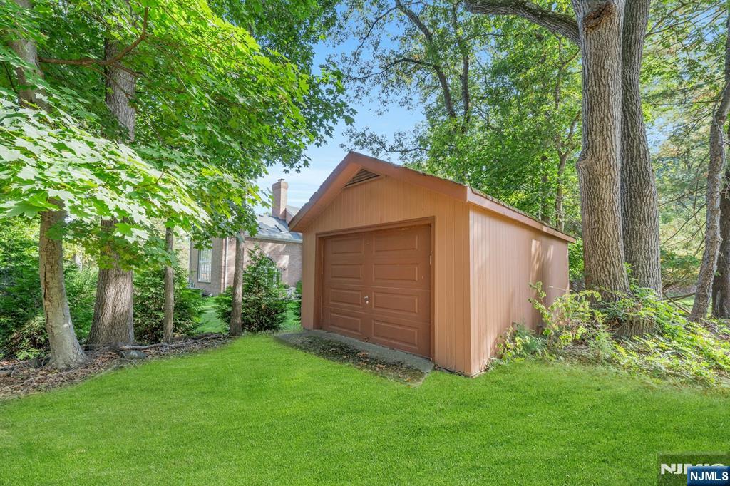 40 Chestnut Ridge Road