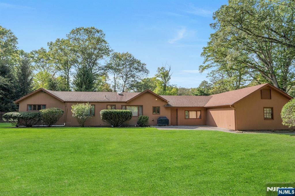 Photo of 40 Chestnut Ridge Road, Saddle River, NJ 07458 (MLS # 25035335)