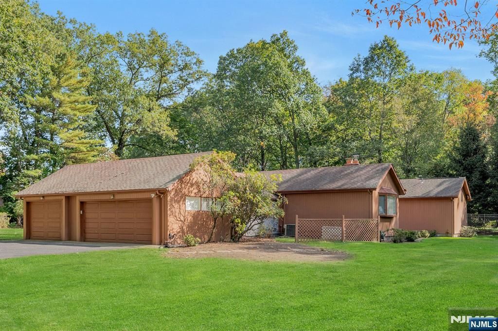 Photo of 40 Chestnut Ridge Road, Saddle River, NJ 07458 (MLS # 25035335)
